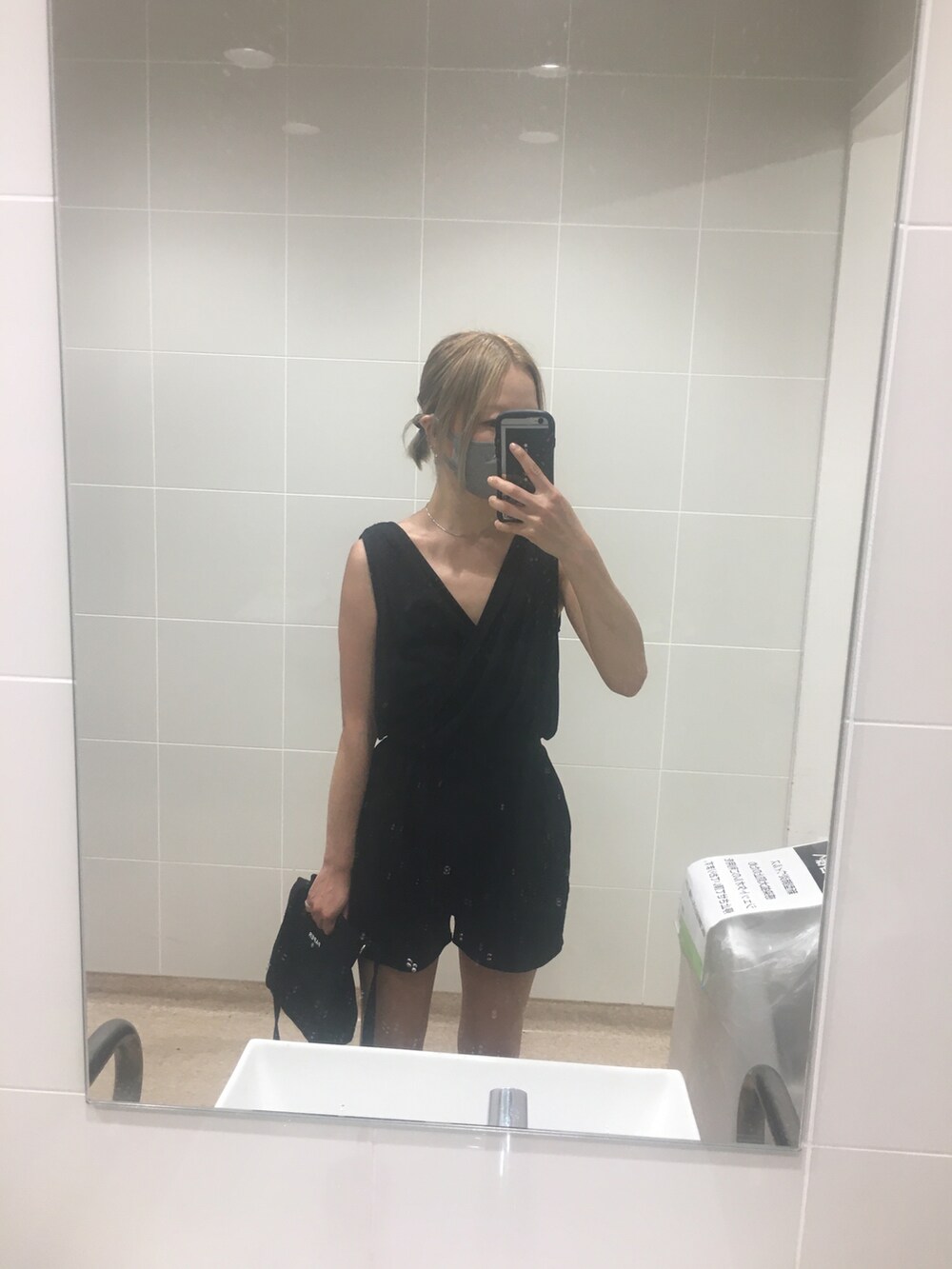 ブラック系のつなぎ/オールインワン、ブラック系のショルダーバッグ、ゴールド系のサンダルを着用したレディースの秋コーディネートの2枚目の写真