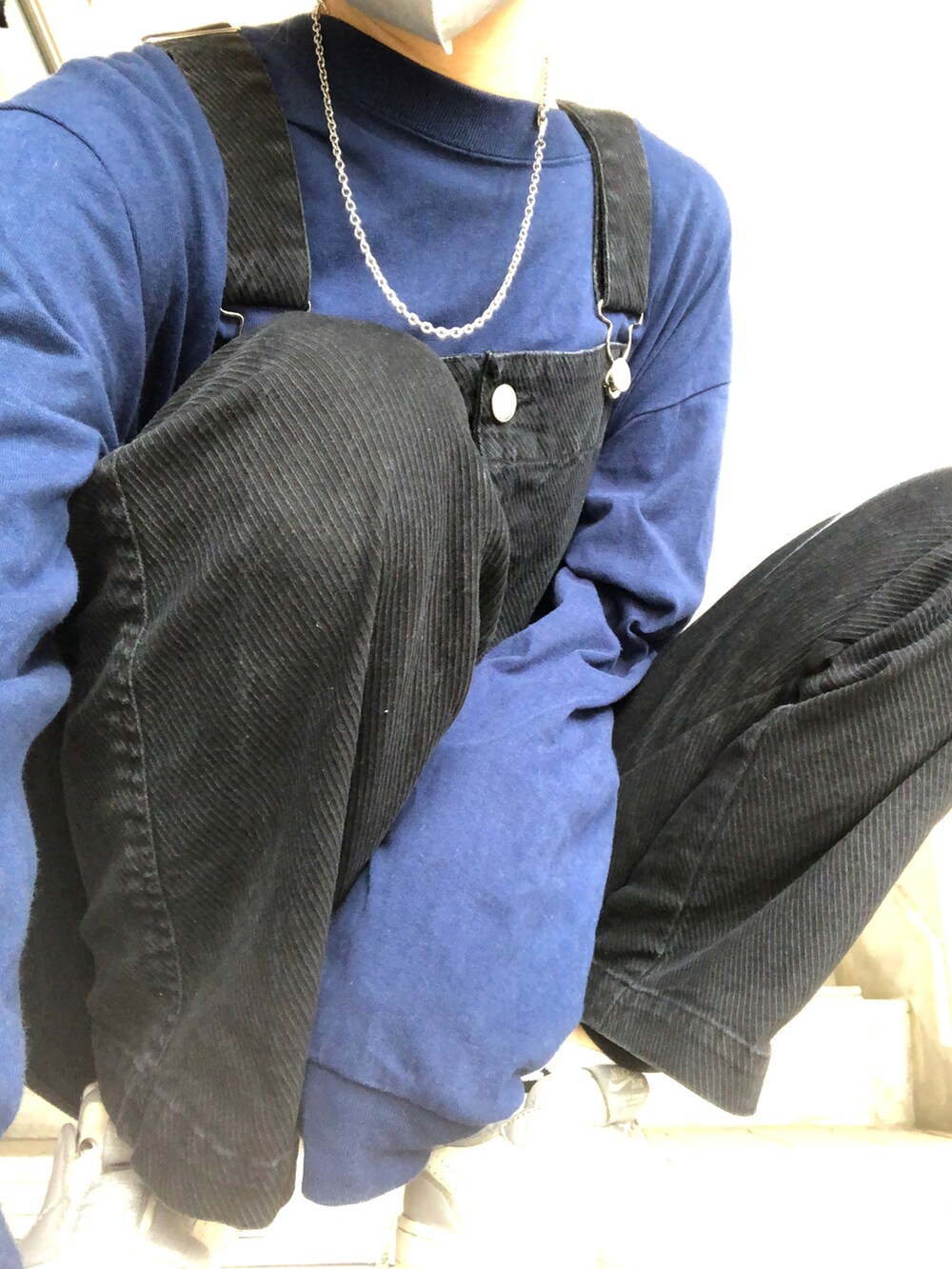 グレー系のスニーカー、ブラック系のサロペット/オーバーオール、ブラック系のサロペット/オーバーオールを着用したレディースの春コーディネートの4枚目の写真