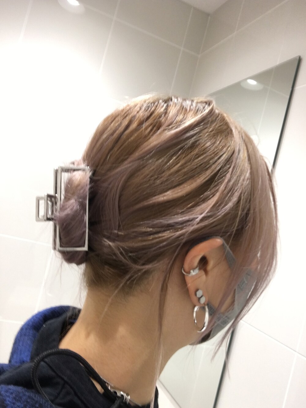 グレー系のスニーカー、ブラック系のその他パンツ、ブラック系のショルダーバッグを着用したレディースの秋コーディネートの4枚目の写真