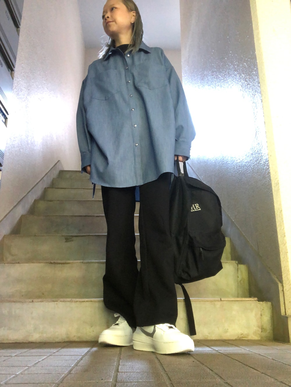 ブルー系のシャツ/ブラウス、ブラック系のその他パンツ、ホワイト系のスニーカーを着用したレディースの秋コーディネートの3枚目の写真