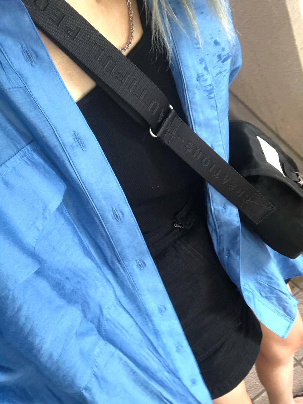 ブラック系のサンダル、ブラック系のスラックス、ブラック系のキャミソールを着用したレディースの秋コーディネートの4枚目の写真