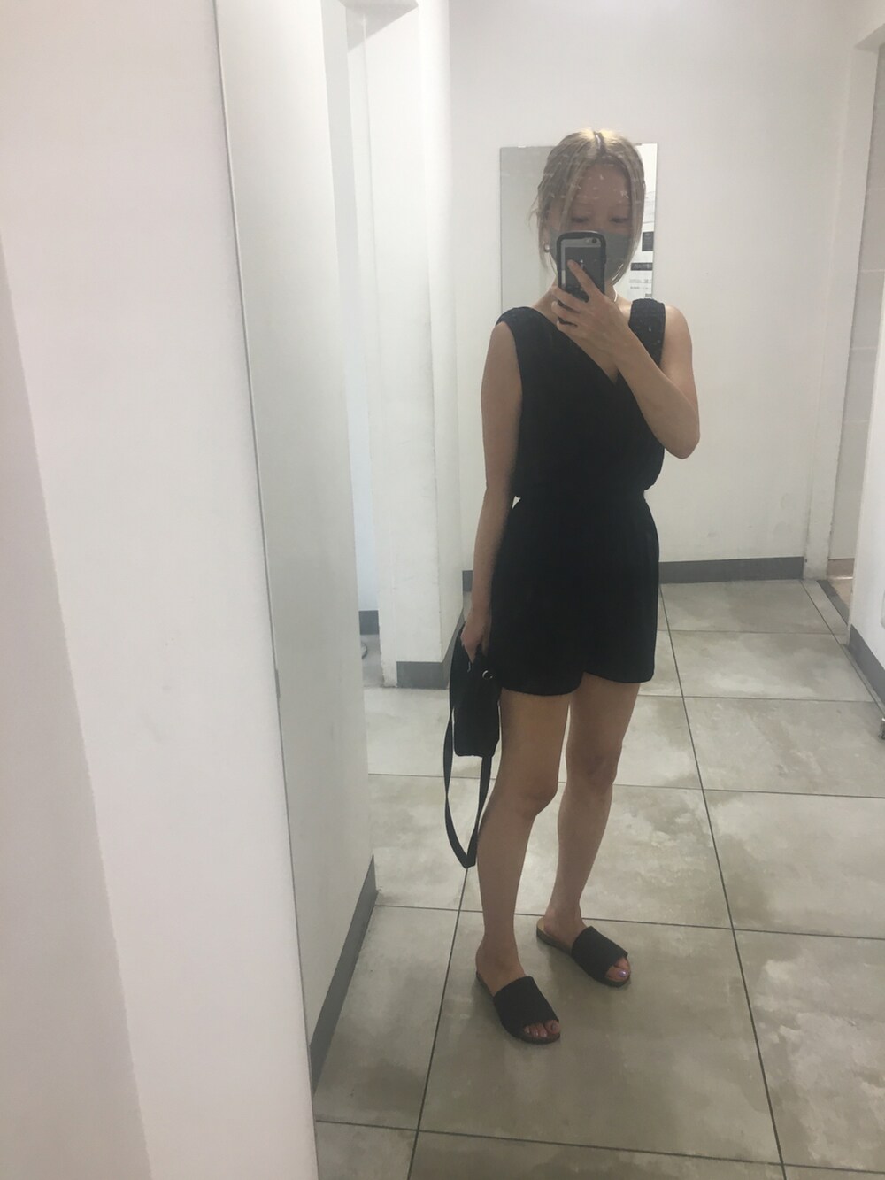 ブラック系のつなぎ/オールインワン、ブラック系のショルダーバッグ、ゴールド系のサンダルを着用したレディースの秋コーディネートの4枚目の写真