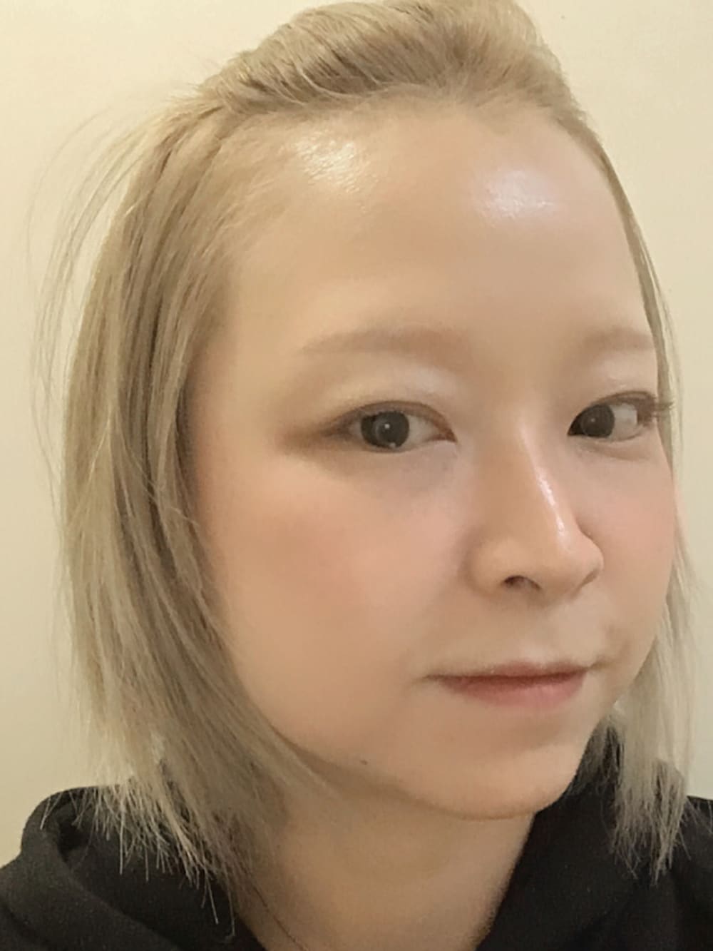 シルバー系のピアス（両耳用）、シルバー系のネックレスを着用したレディースの秋コーディネートの3枚目の写真