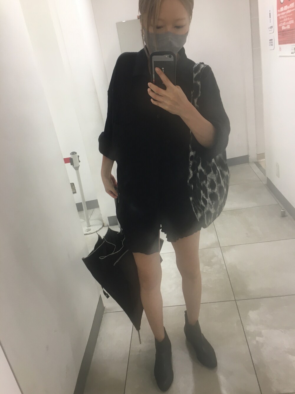 ブラック系のシャツ/ブラウス、ブラック系のブーツ、グレー系のトートバッグを着用したレディースの秋コーディネートの2枚目の写真