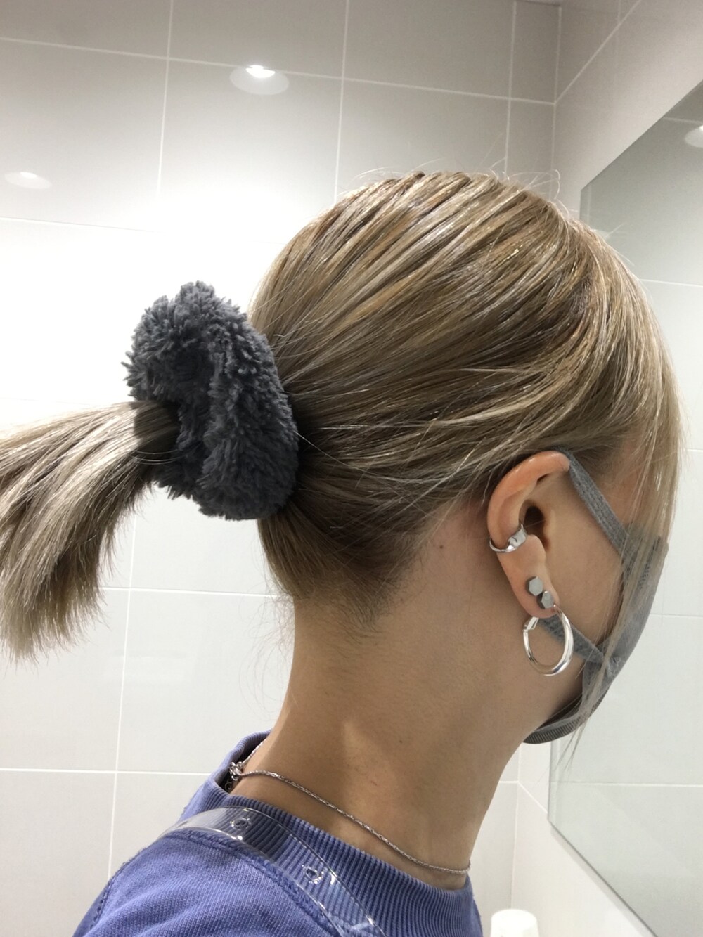 グレー系のその他パンツ、グレー系のスニーカー、シルバー系のバッグを着用したレディースの秋コーディネートの5枚目の写真