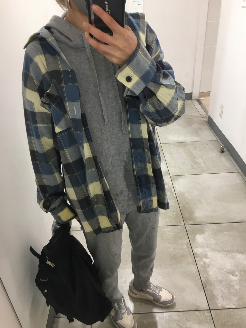 ブラック系のバックパック/リュック、グレー系のスニーカー、グレー系のパーカーを着用したレディースの秋コーディネートの2枚目の写真