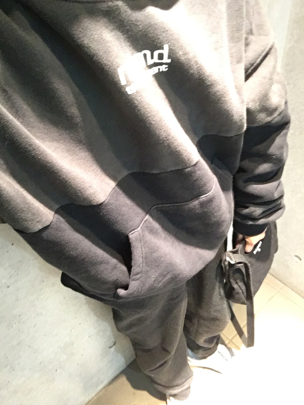 グレー系のスニーカー、ブラック系のショルダーバッグ、ブラック系のその他パンツを着用したレディースの冬コーディネートの5枚目の写真