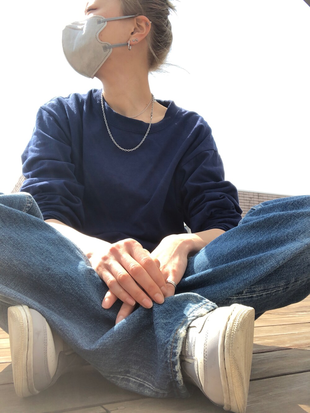 ブルー系のデニムパンツ、グレー系のスニーカー、ブルー系のTシャツ/カットソーを着用したレディースの春コーディネートの5枚目の写真