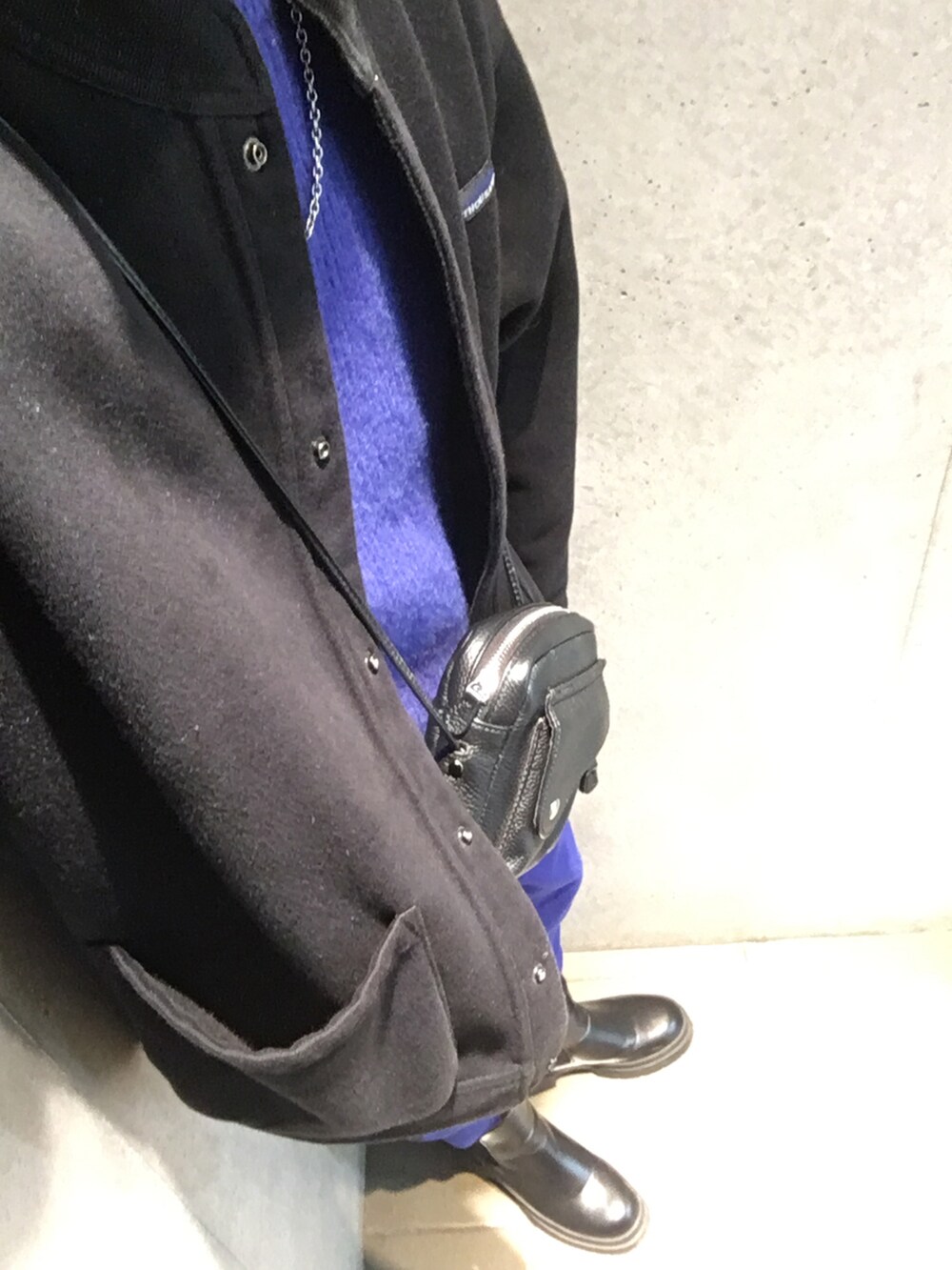 ブルー系のその他パンツ、ブルー系のニット/セーター、ホワイト系のブーツを着用したレディースの冬コーディネートの5枚目の写真