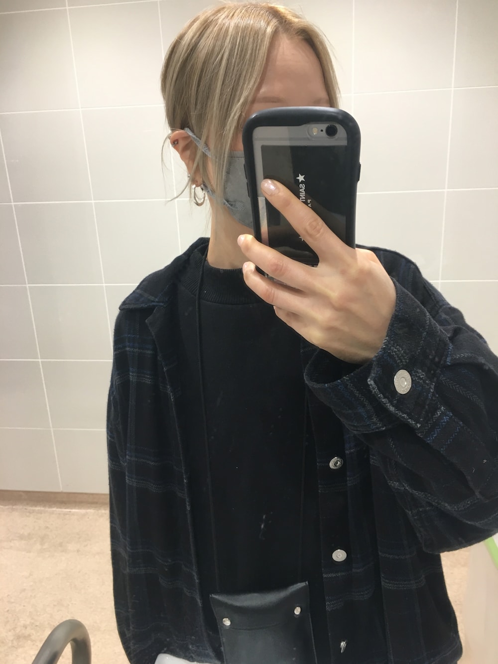 ブラック系のシャツ/ブラウス、ブラック系のワンピース、ブラック系のその他パンツを着用したレディースの秋コーディネートの4枚目の写真