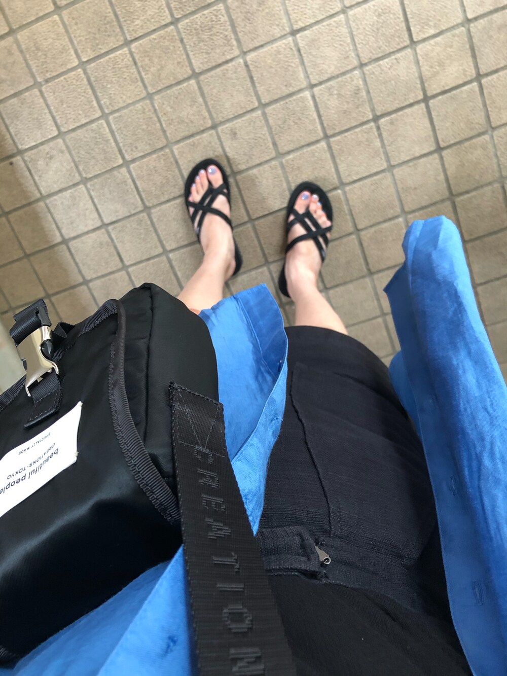 ブラック系のサンダル、ブラック系のスラックス、ブラック系のキャミソールを着用したレディースの秋コーディネートの5枚目の写真