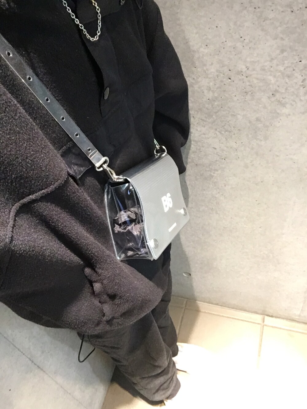 グレー系のスニーカー、ブラック系のその他パンツ、ブラック系のTシャツ/カットソーを着用したレディースの冬コーディネートの3枚目の写真