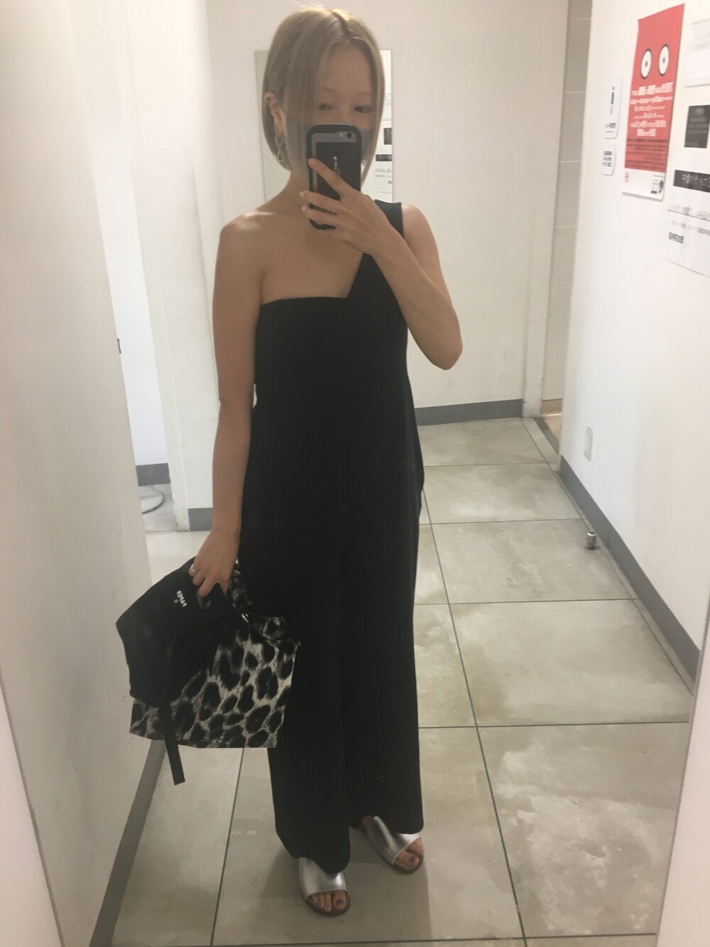 ブラック系のつなぎ/オールインワン、ブラック系のチューブトップ、ゴールド系のサンダルを着用したレディースの秋コーディネートの3枚目の写真