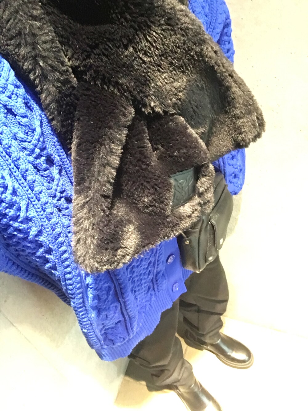 ブルー系のニット/セーター、ブラック系のその他パンツ、ホワイト系のブーツを着用したレディースの冬コーディネートの5枚目の写真