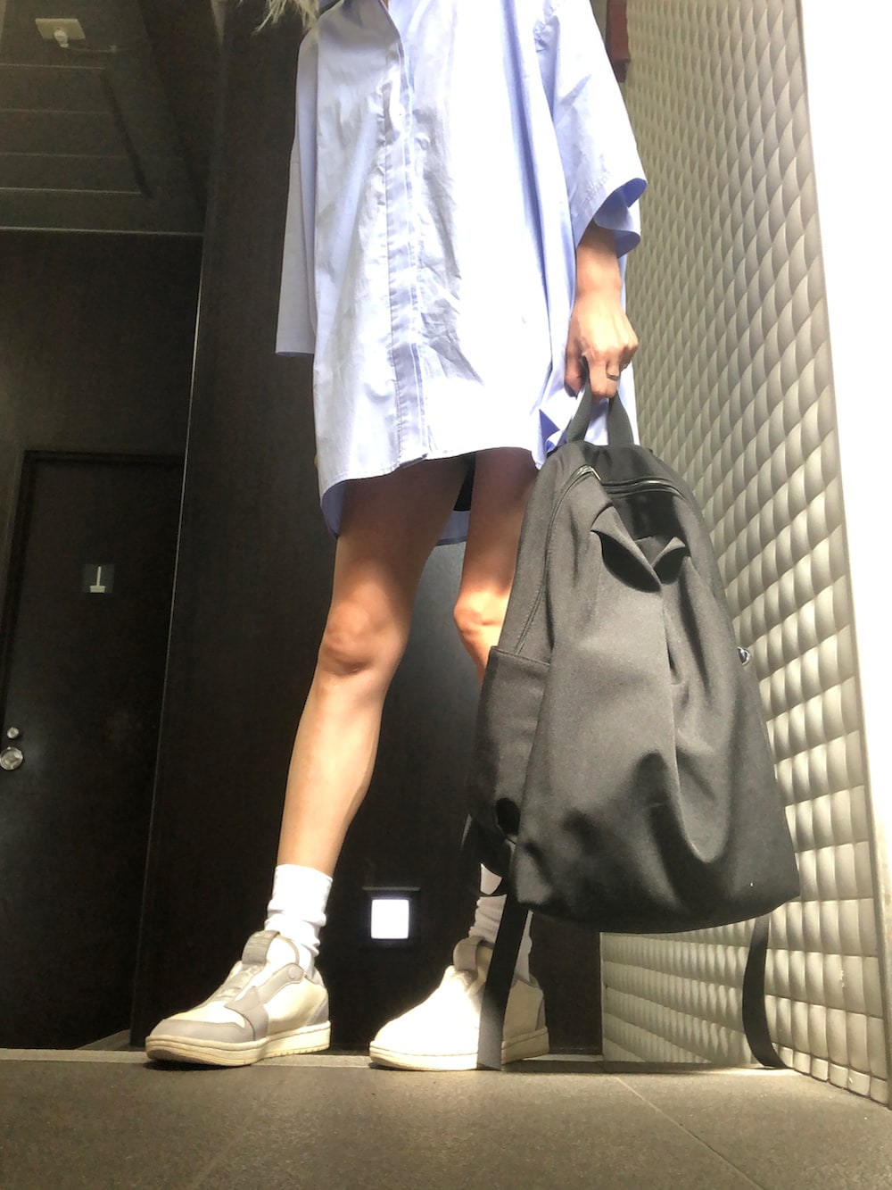 ホワイト系のタンクトップ、パープル系のシャツ/ブラウス、ブラック系のスラックスを着用したレディースの秋コーディネートの4枚目の写真