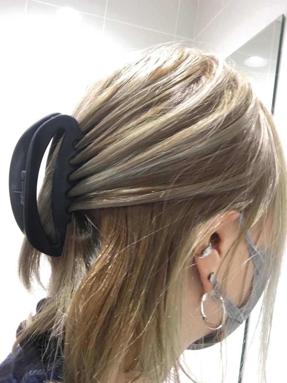 ブラック系のスニーカー、ブラック系のショルダーバッグ、ブラック系のシャツ/ブラウスを着用したレディースの秋コーディネートの5枚目の写真