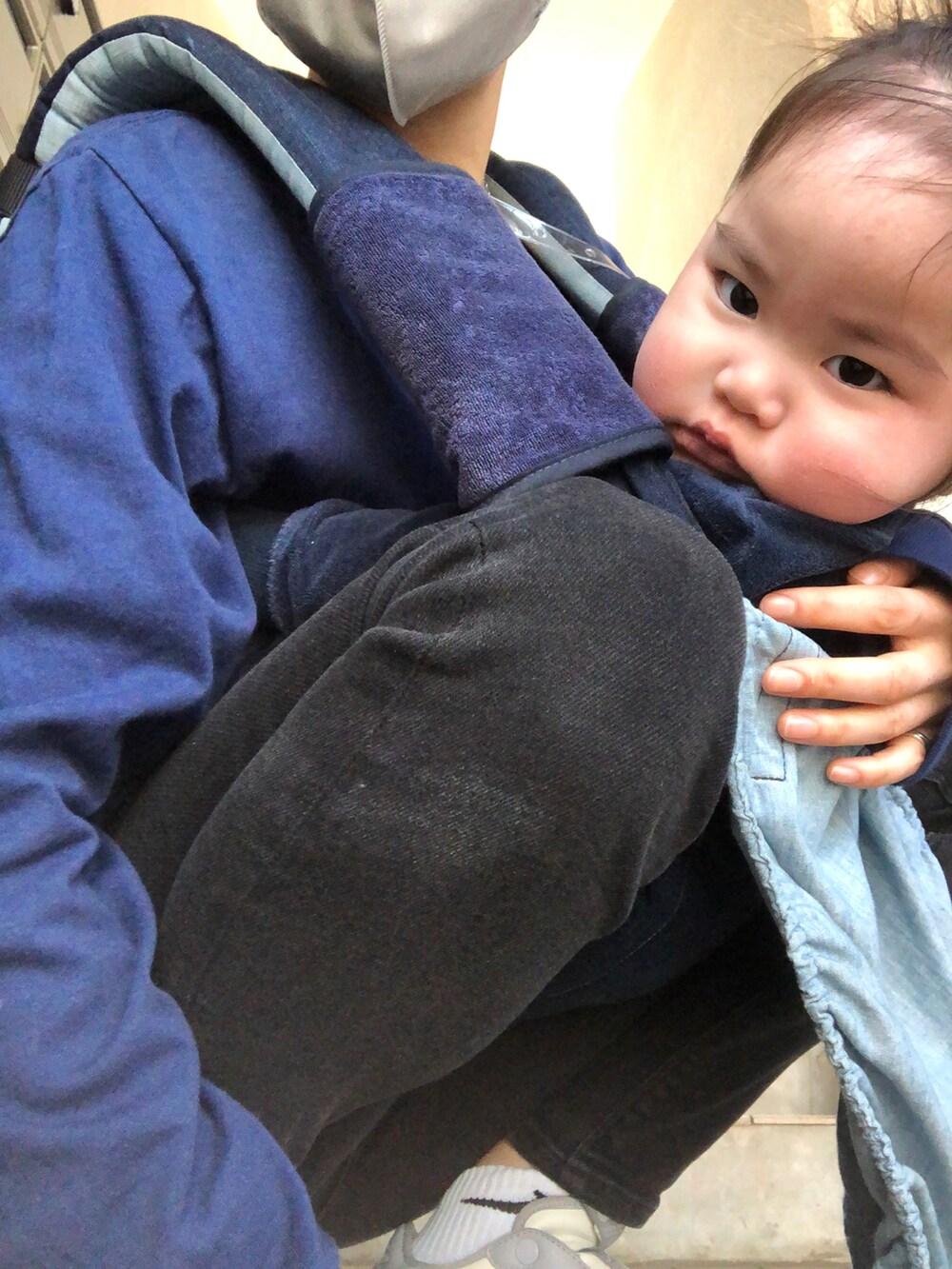 ブラック系のデニムパンツ、グレー系のスニーカー、シルバー系のバッグを着用したレディースの春コーディネートの3枚目の写真