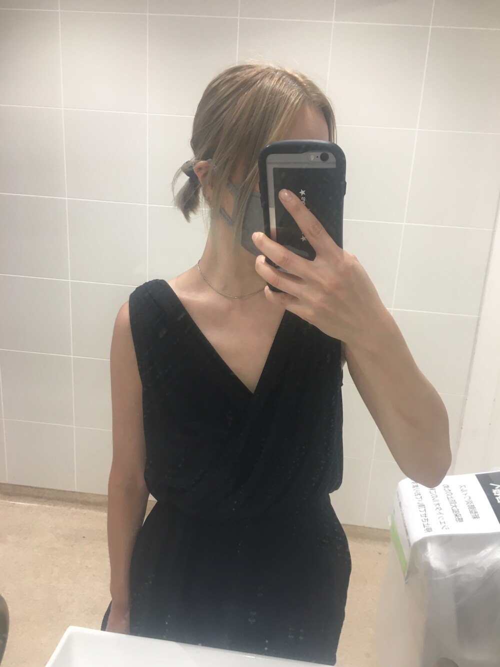 ブラック系のつなぎ/オールインワン、ブラック系のショルダーバッグ、ゴールド系のサンダルを着用したレディースの秋コーディネートの3枚目の写真