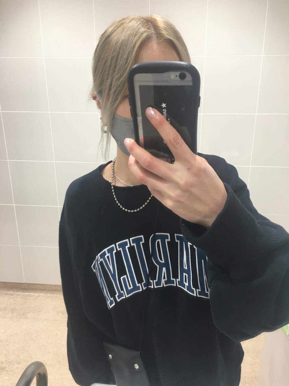 グレー系のスニーカー、ブラック系のスウェット、ブラック系のショルダーバッグを着用したレディースの秋コーディネートの3枚目の写真