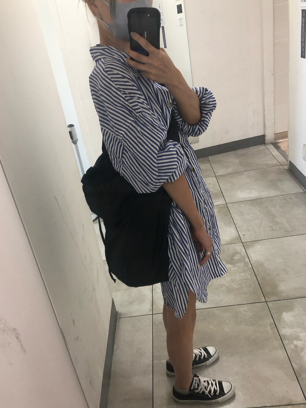 ブラック系のスニーカー、ブルー系のデニムパンツ、ブルー系のシャツ/ブラウスを着用したレディースの夏コーディネートの4枚目の写真