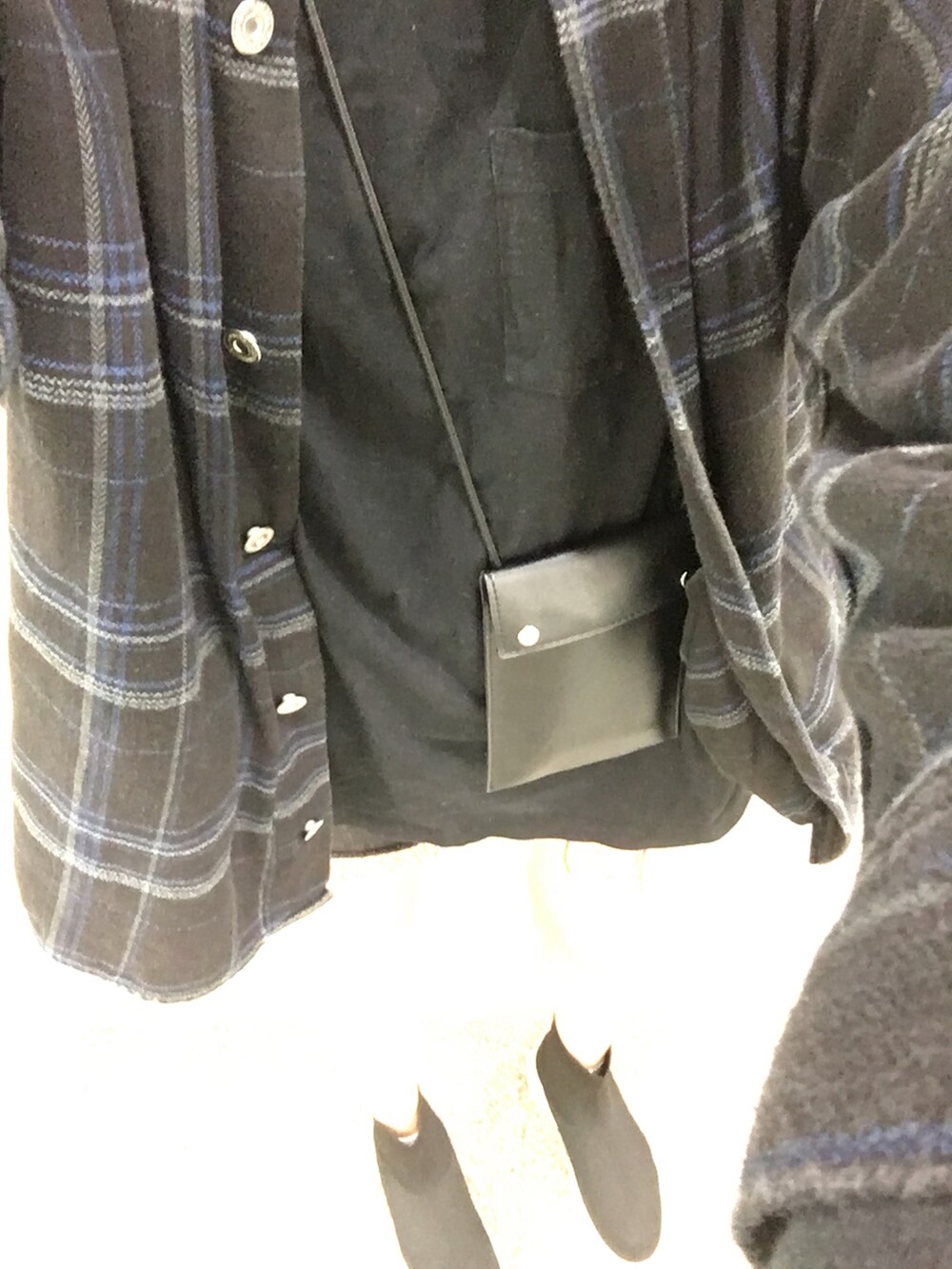 ブラック系のシャツ/ブラウス、ブラック系のショルダーバッグ、ブラック系のスニーカーを着用したレディースの秋コーディネートの2枚目の写真