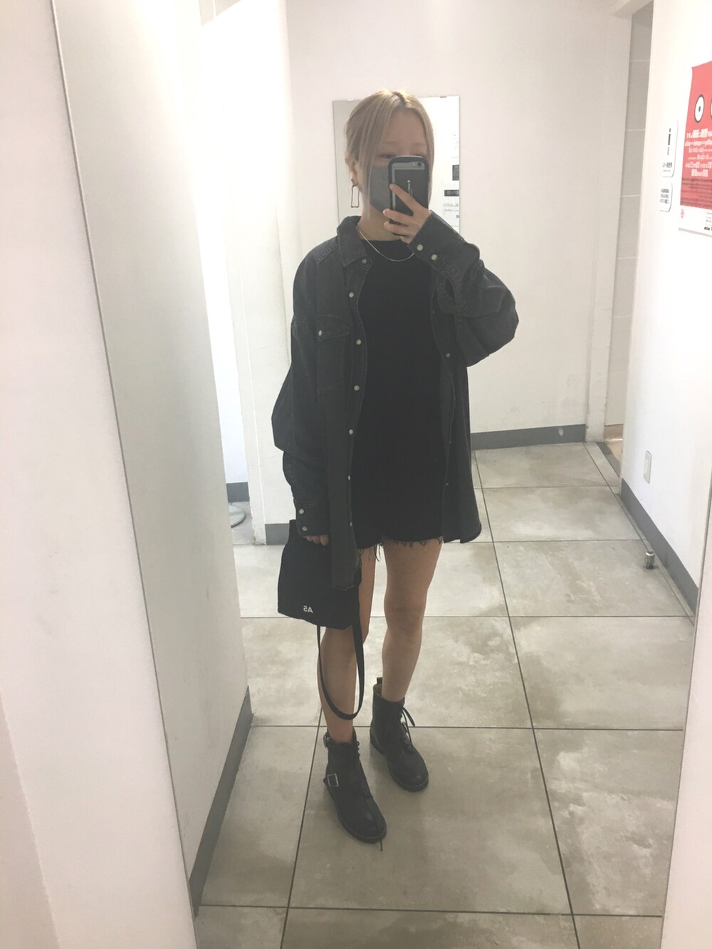 ブラック系のシャツ/ブラウス、ブラック系のショルダーバッグ、ブラック系のデニムパンツを着用したレディースの秋コーディネートの3枚目の写真