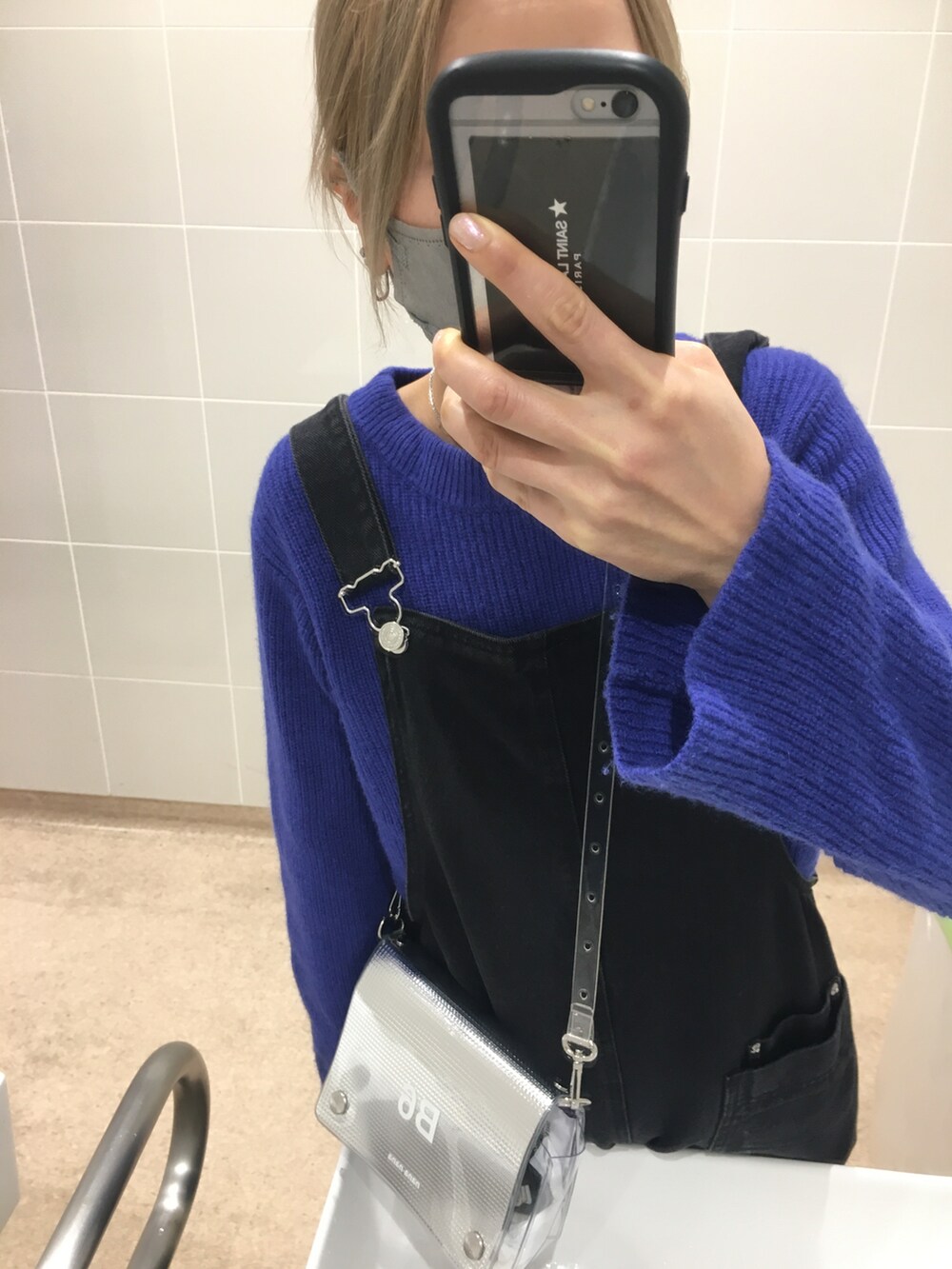 「大人カジュアル、秋コーデ、冬コーデ、ニット、スニーカー、スニーカーコーデ、シンプルコーデ、サロペット、エアジョーダン、ナイキ、NIKE、ラクチンコーデ、オトナカジュアル、お洒落さんとつながりたい、プチプラコーデ」｜「Mila Owenのベルト付セットアップニット（ニット/セーター、ブルー系）」を使った、💙mayubee💙さん（レディース・159cm）の秋コーディネートの4枚目の写真