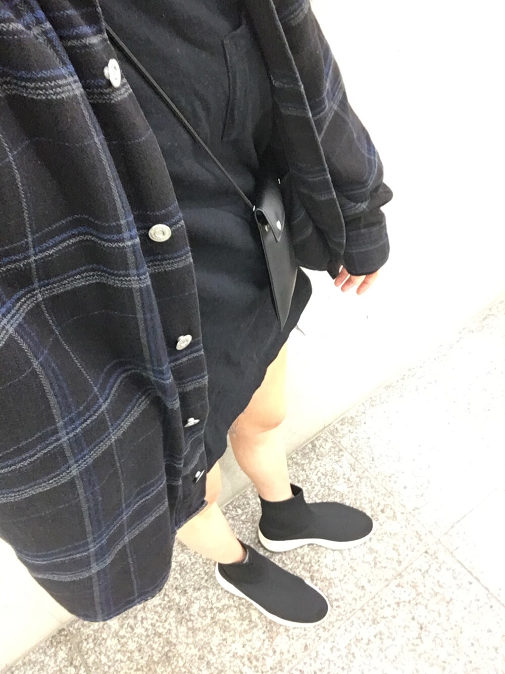 ブラック系のシャツ/ブラウス、ブラック系のショルダーバッグ、ブラック系のスニーカーを着用したレディースの秋コーディネートの3枚目の写真