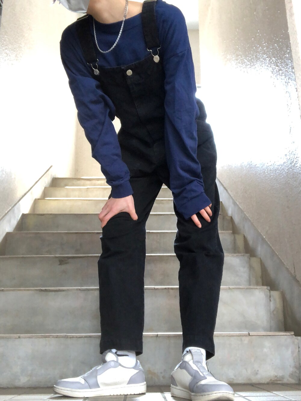 グレー系のスニーカー、ブラック系のサロペット/オーバーオール、ブラック系のサロペット/オーバーオールを着用したレディースの春コーディネートの5枚目の写真