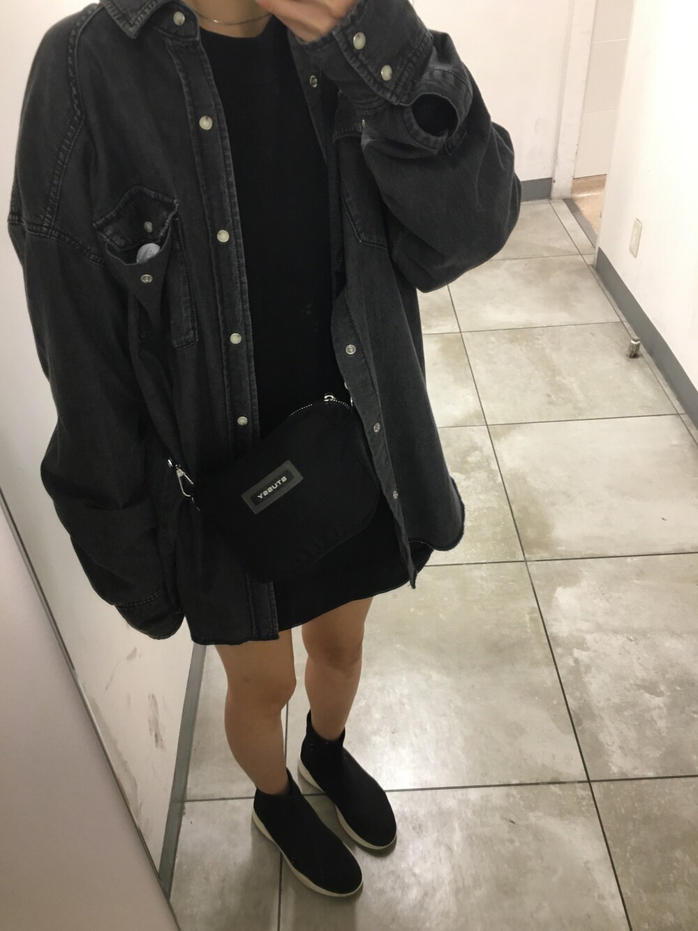 ブラック系のシャツ/ブラウス、ブラック系のTシャツ/カットソー、ブラック系のショルダーバッグを着用したレディースの秋コーディネートの2枚目の写真