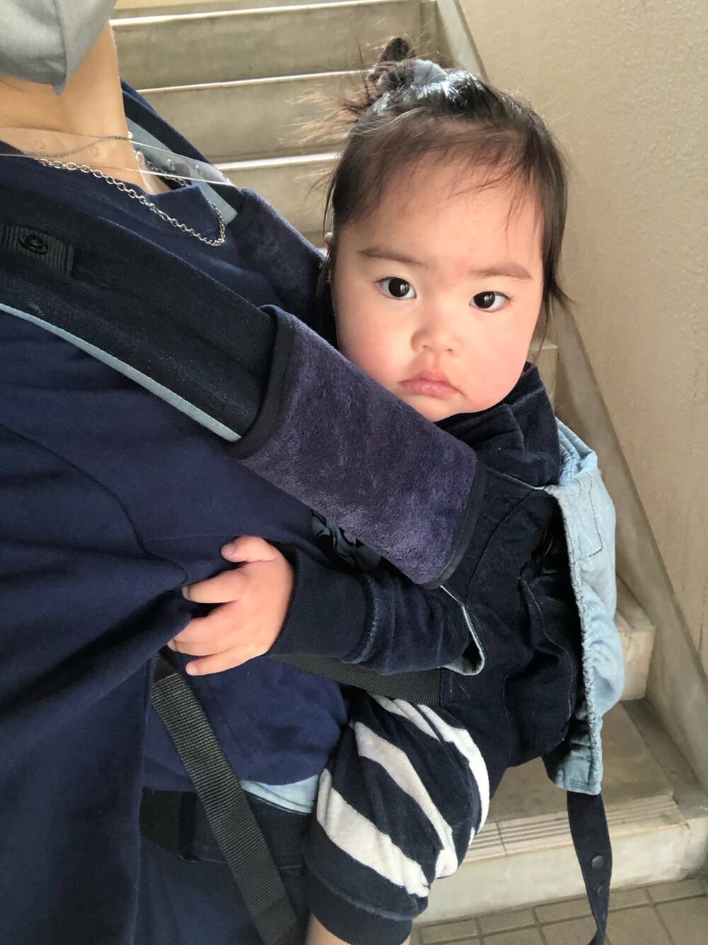 ブラック系のデニムパンツ、グレー系のスニーカー、シルバー系のバッグを着用したレディースの春コーディネートの5枚目の写真