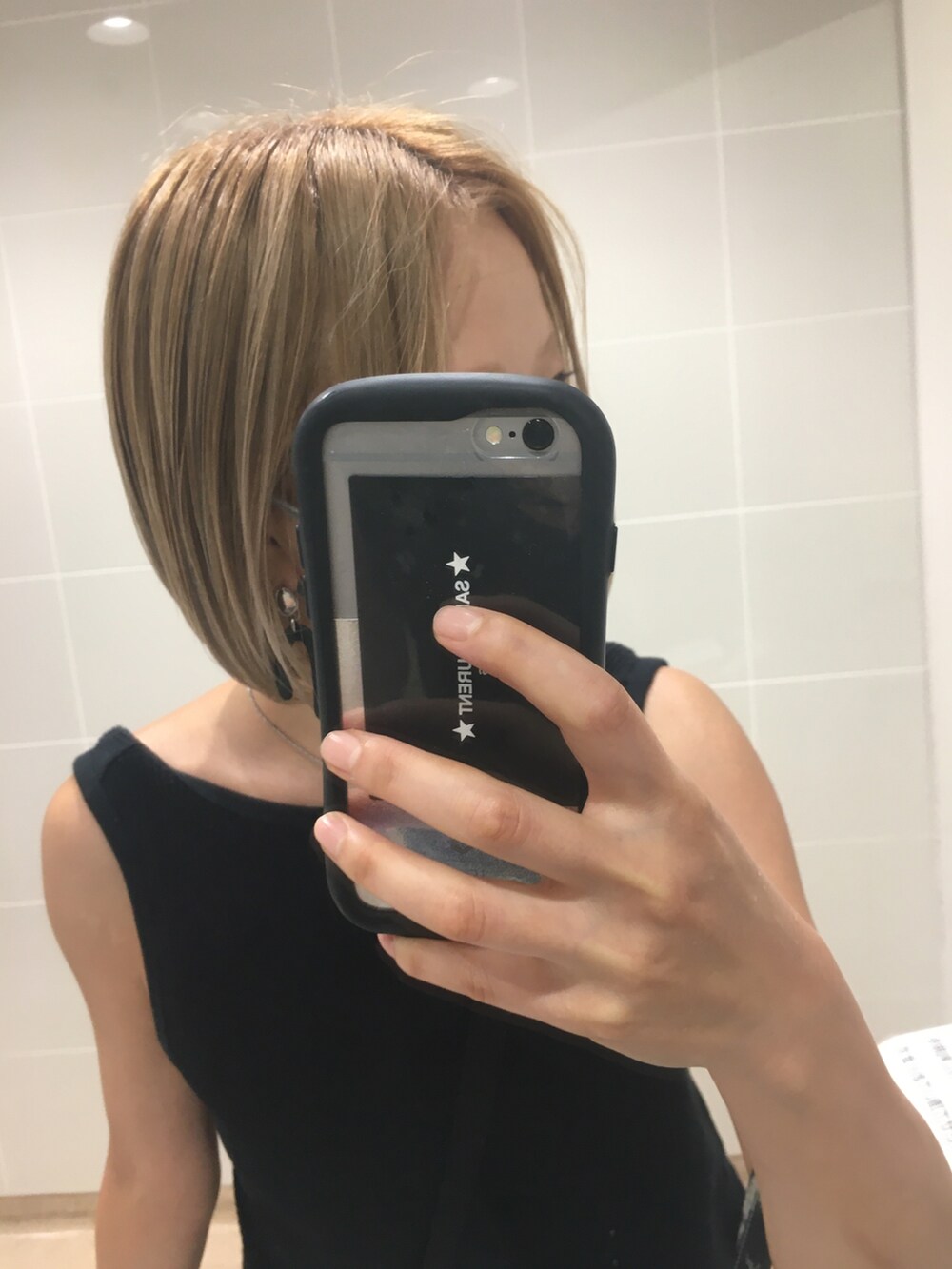 ブラック系のタンクトップ、ブラック系のサンダル、ブラック系のショルダーバッグを着用したレディースの秋コーディネートの3枚目の写真