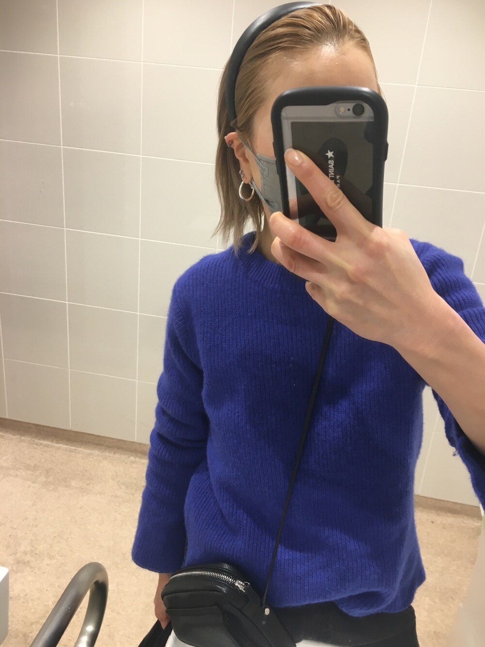 ブラック系のその他パンツ、ブラック系のショルダーバッグ、ブルー系のニット/セーターを着用したレディースの秋コーディネートの4枚目の写真