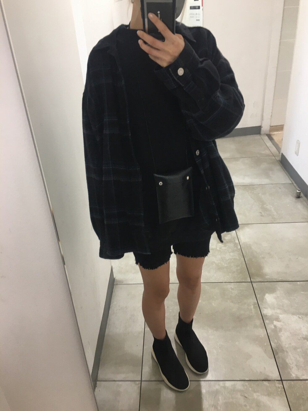 ブラック系のシャツ/ブラウス、ブラック系のワンピース、ブラック系のその他パンツを着用したレディースの秋コーディネートの2枚目の写真