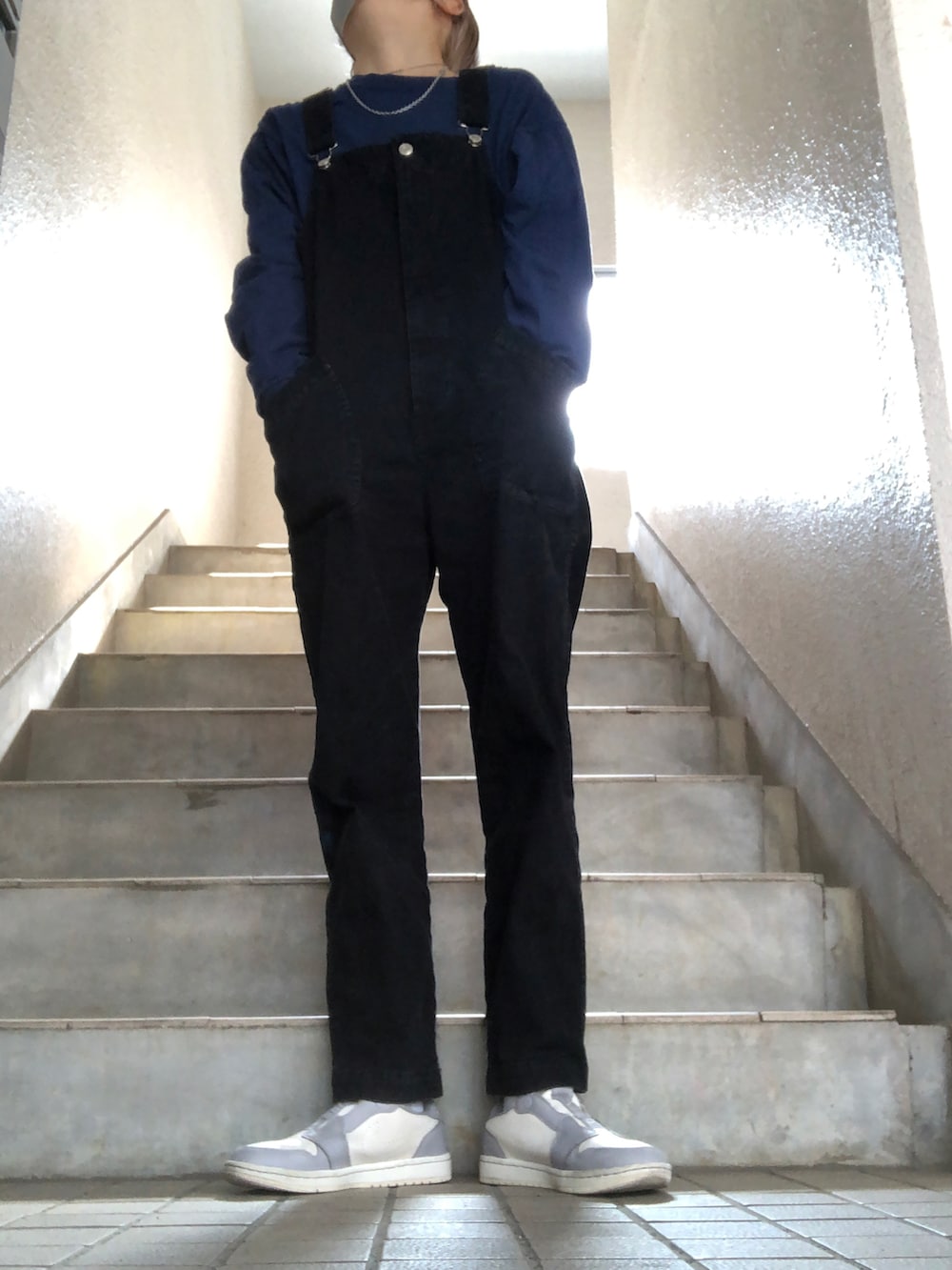 グレー系のスニーカー、ブラック系のサロペット/オーバーオール、ブラック系のサロペット/オーバーオールを着用したレディースの春コーディネートの2枚目の写真