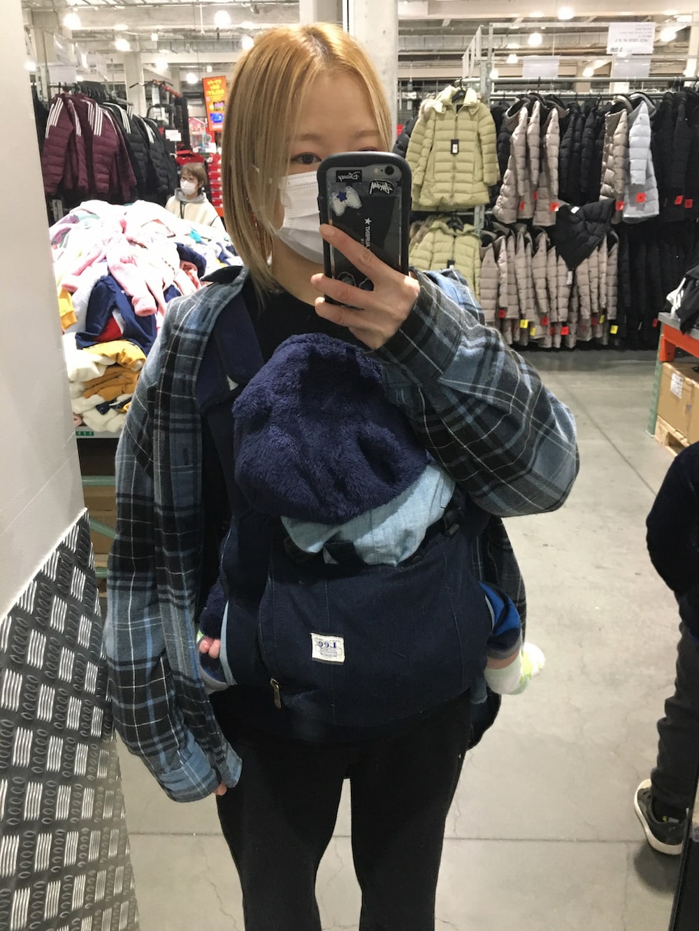 グレー系のスニーカー、ブラック系のスウェットを着用したレディースの冬コーディネートの3枚目の写真