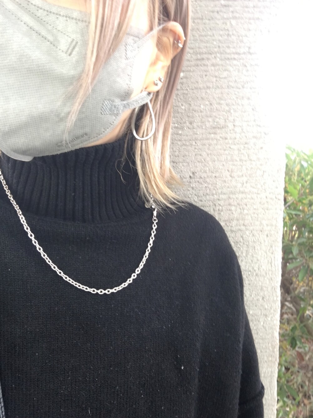 ブラック系のブーツ、ブラック系のニット/セーター、ブラック系のショルダーバッグを着用したレディースの冬コーディネートの5枚目の写真