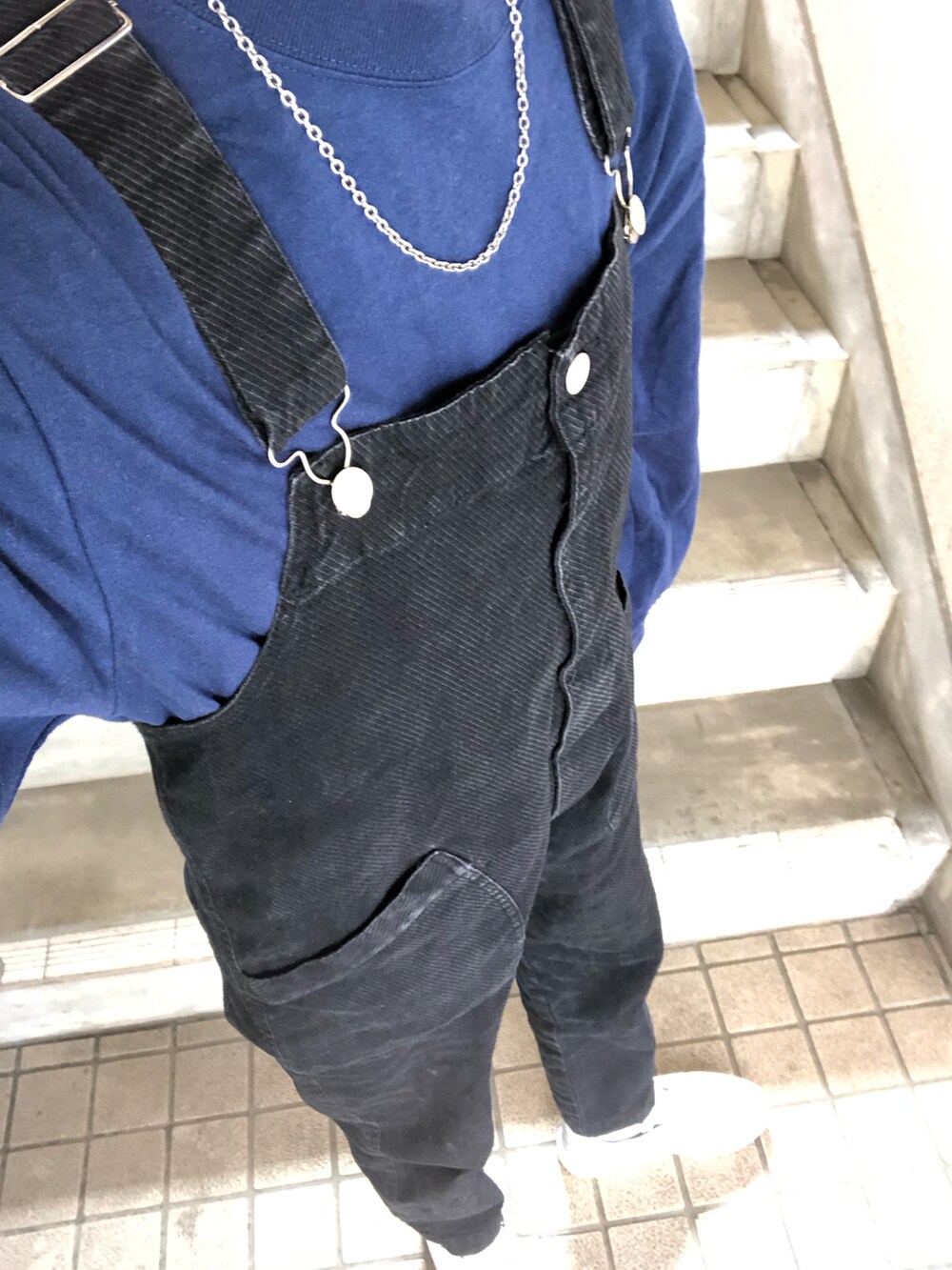 グレー系のスニーカー、ブラック系のサロペット/オーバーオール、ブラック系のサロペット/オーバーオールを着用したレディースの春コーディネートの3枚目の写真