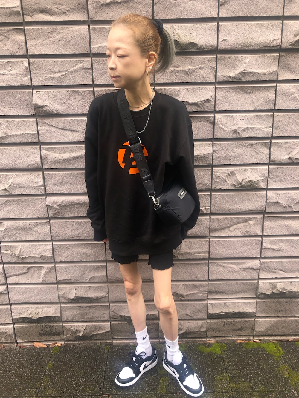 ホワイト系のスニーカー、ブラック系のショルダーバッグ、ブラック系のその他パンツを着用したレディースの秋コーディネートの3枚目の写真