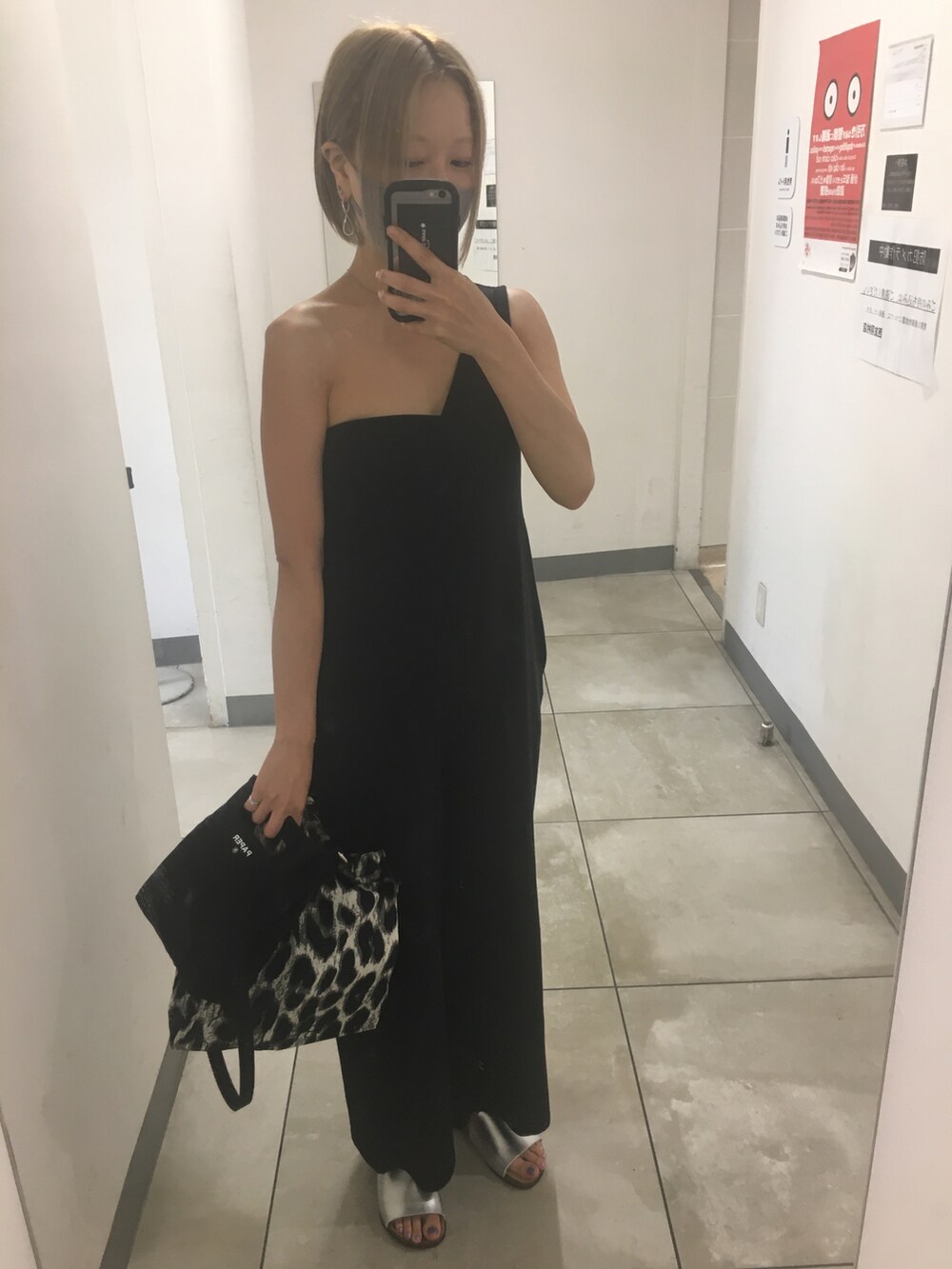 ブラック系のつなぎ/オールインワン、ブラック系のチューブトップ、ゴールド系のサンダルを着用したレディースの秋コーディネートの2枚目の写真