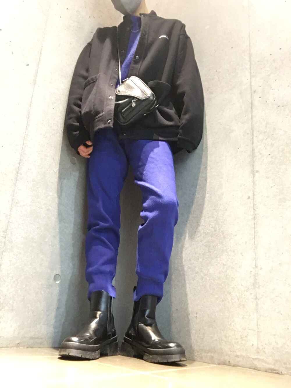 ブルー系のその他パンツ、ブルー系のニット/セーター、ホワイト系のブーツを着用したレディースの冬コーディネートの3枚目の写真