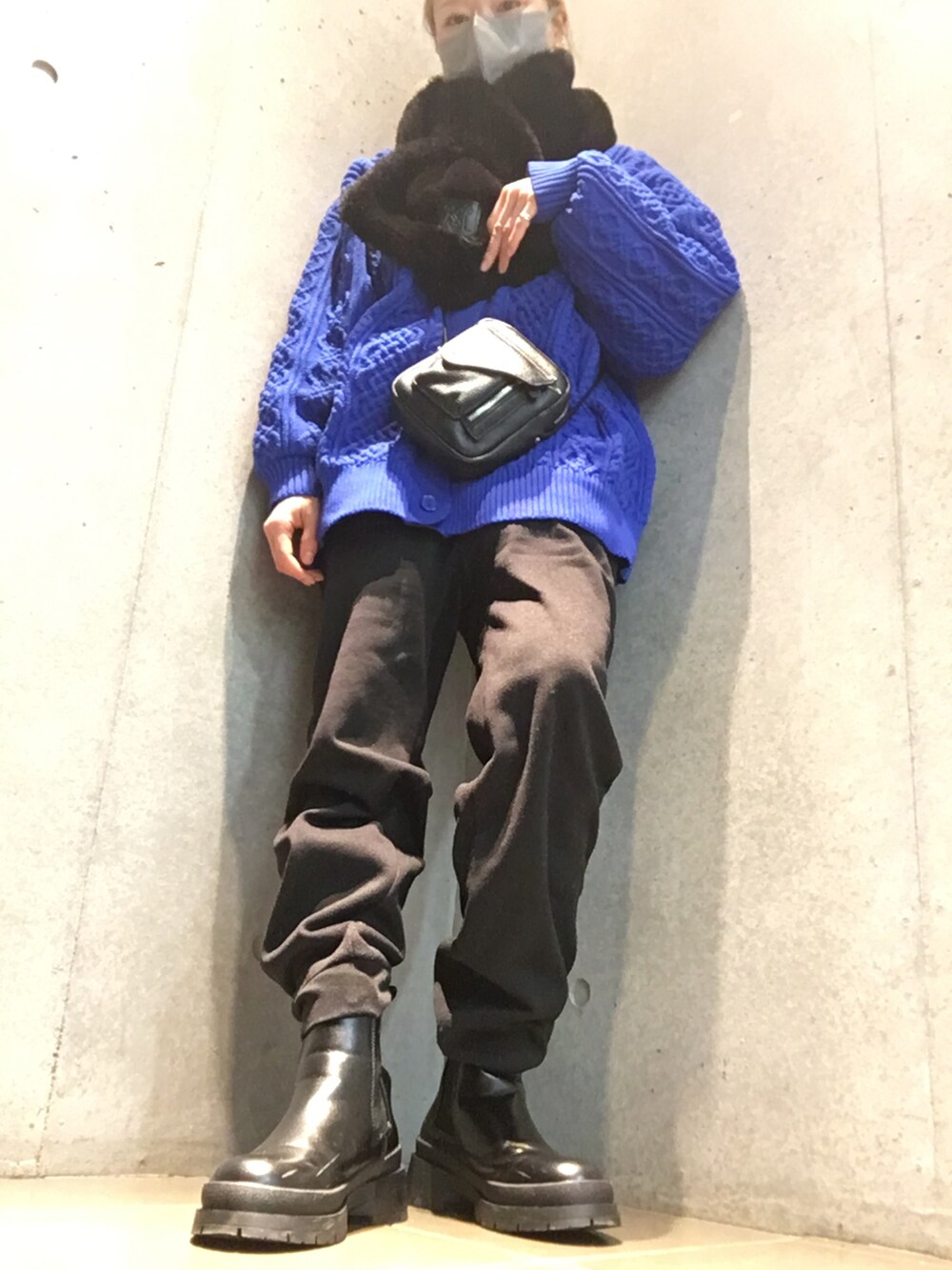 ブルー系のニット/セーター、ブラック系のその他パンツ、ホワイト系のブーツを着用したレディースの冬コーディネートの2枚目の写真