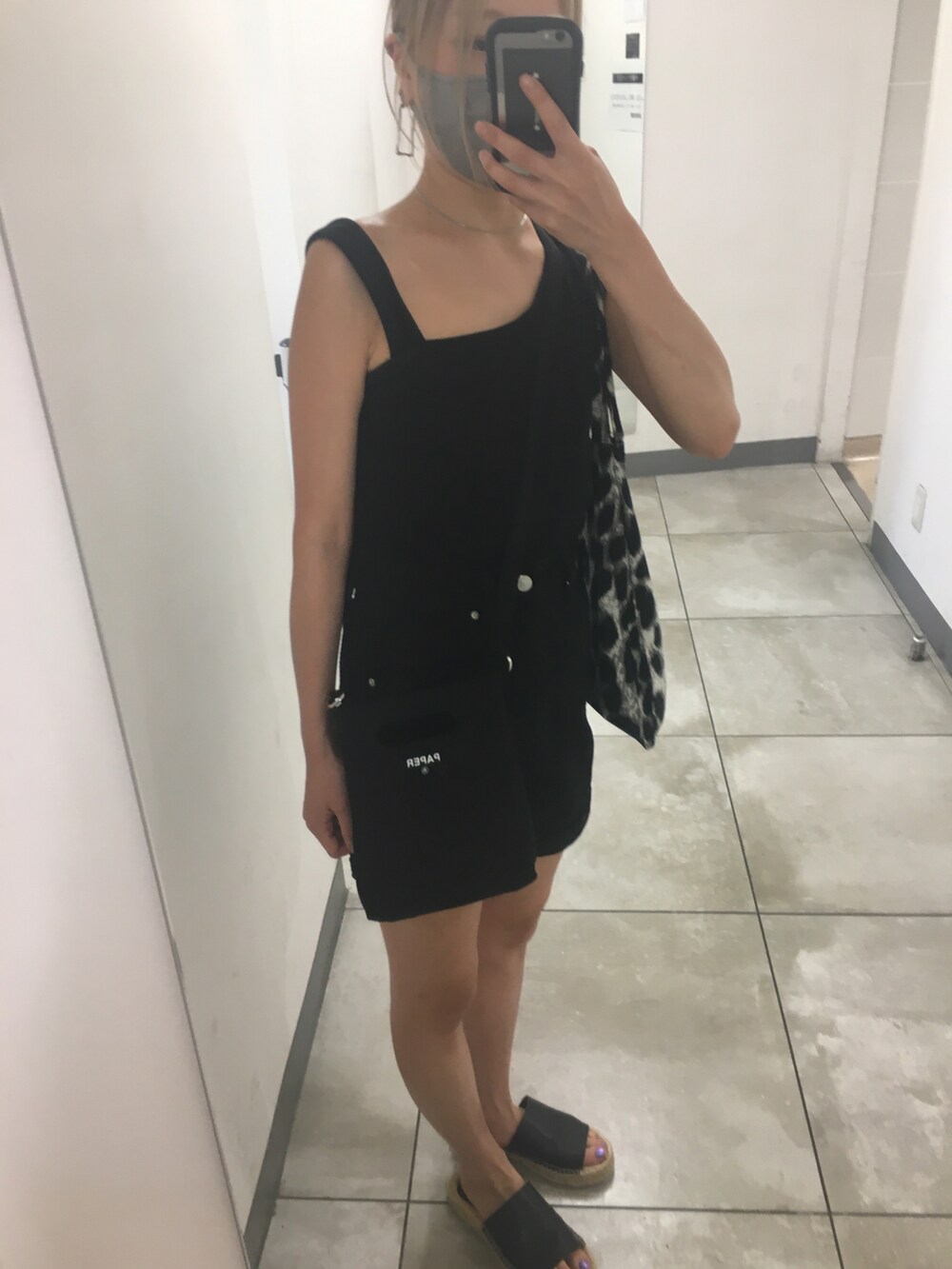 ブラック系のサンダル、ブラック系のショルダーバッグ、ブラック系のタンクトップを着用したレディースの秋コーディネートの2枚目の写真