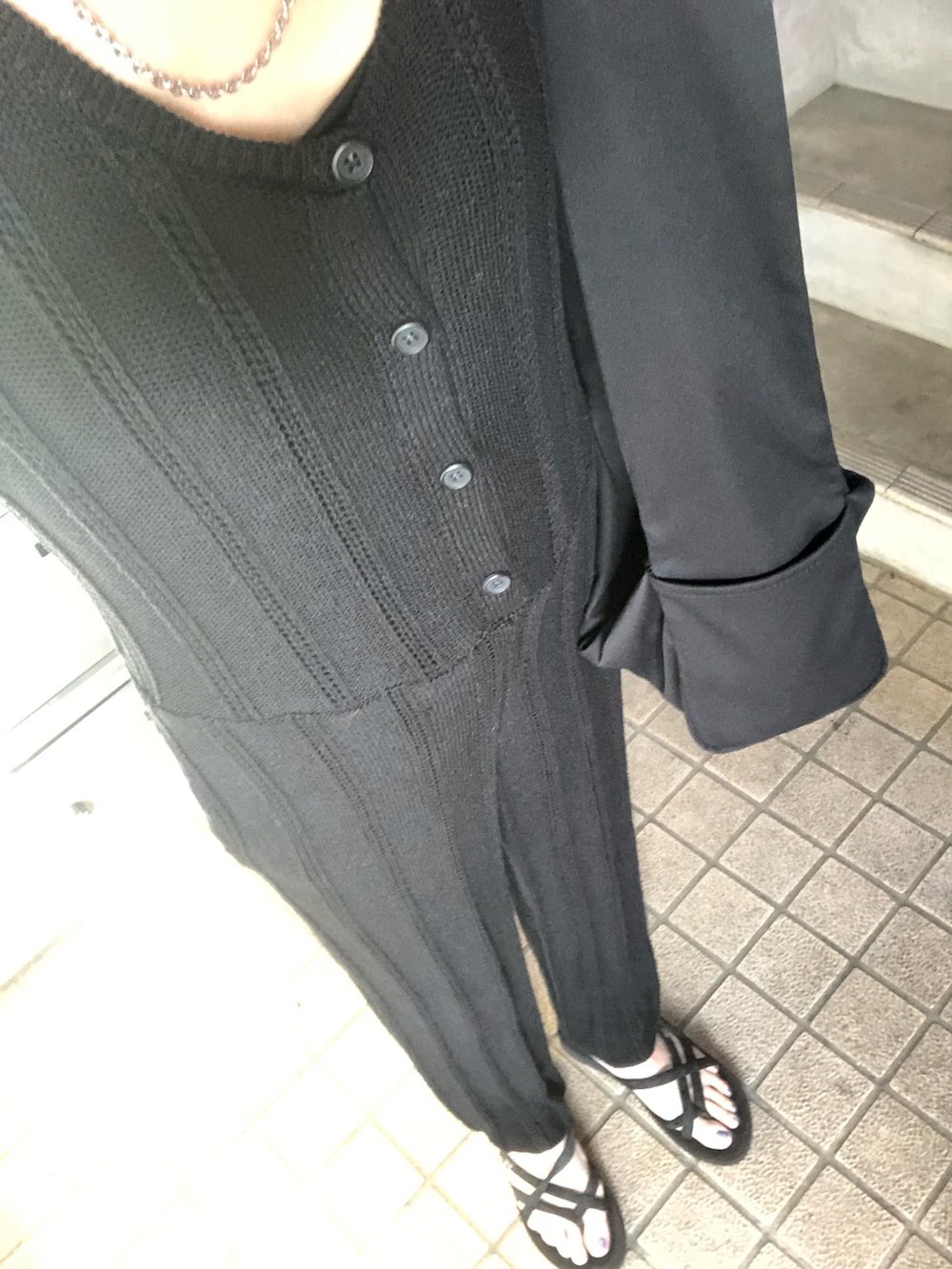 ブラック系のサンダル、ブラック系のサロペット/オーバーオール、ブラック系のショルダーバッグを着用したレディースの秋コーディネートの3枚目の写真