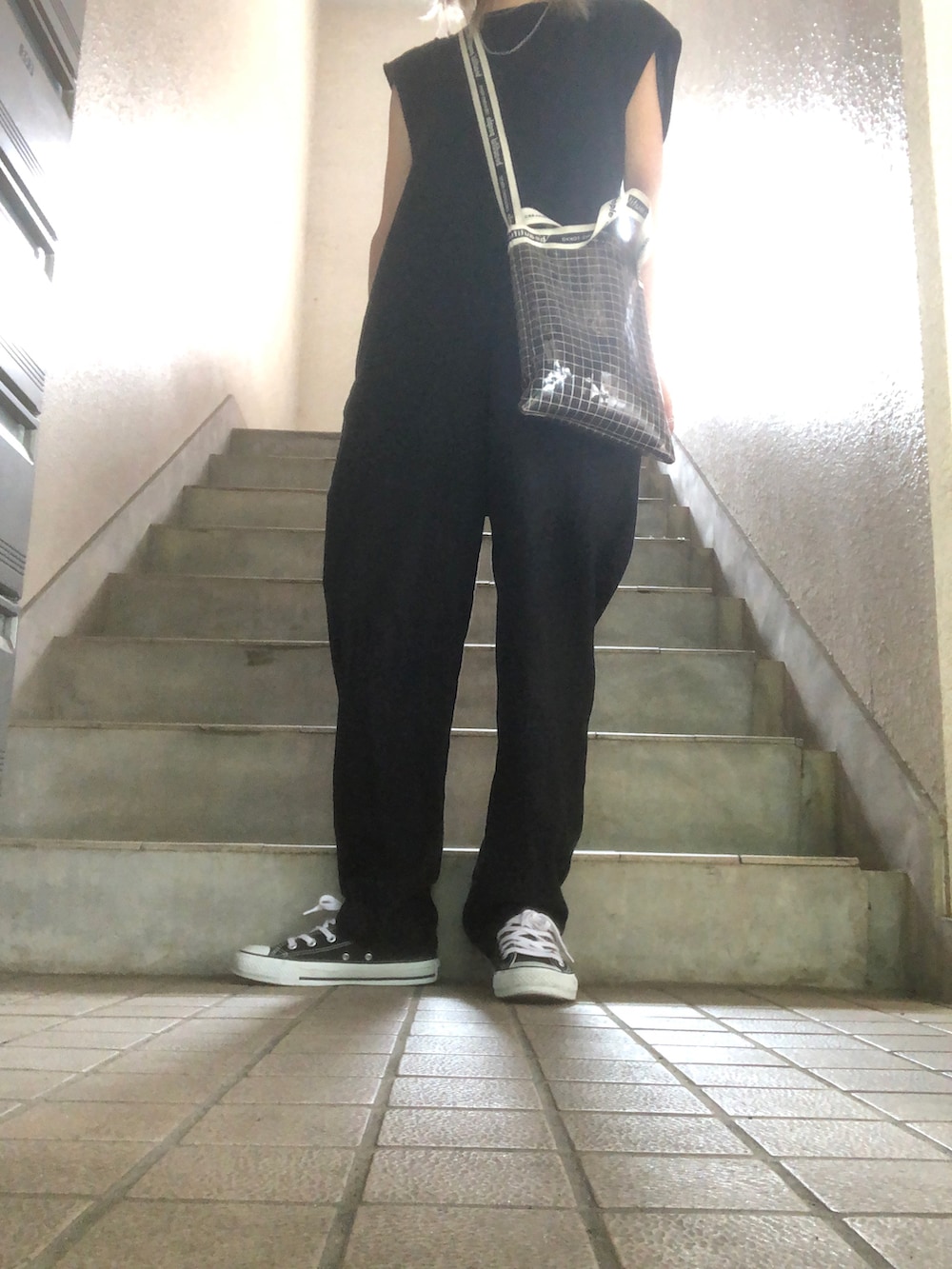 ブラック系のつなぎ/オールインワン、ブラック系のスニーカー、ブラック系のショルダーバッグを着用したレディースの夏コーディネートの2枚目の写真