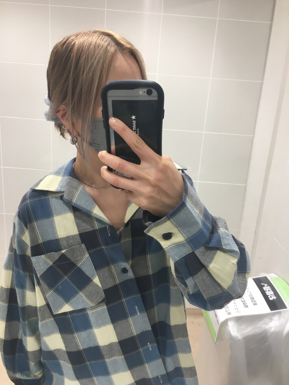 グレー系のスニーカー、ブラック系のショルダーバッグ、ブルー系のシャツ/ブラウスを着用したレディースの秋コーディネートの5枚目の写真