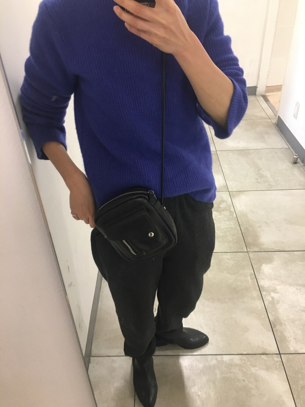 ブラック系のその他パンツ、ブラック系のショルダーバッグ、ブルー系のニット/セーターを着用したレディースの秋コーディネートの3枚目の写真