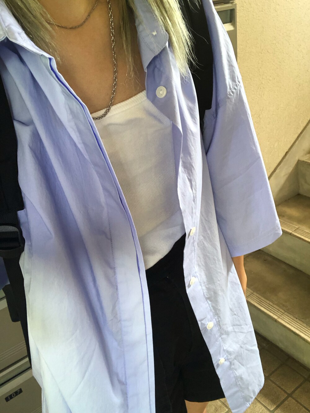 ホワイト系のタンクトップ、パープル系のシャツ/ブラウス、ブラック系のスラックスを着用したレディースの秋コーディネートの3枚目の写真