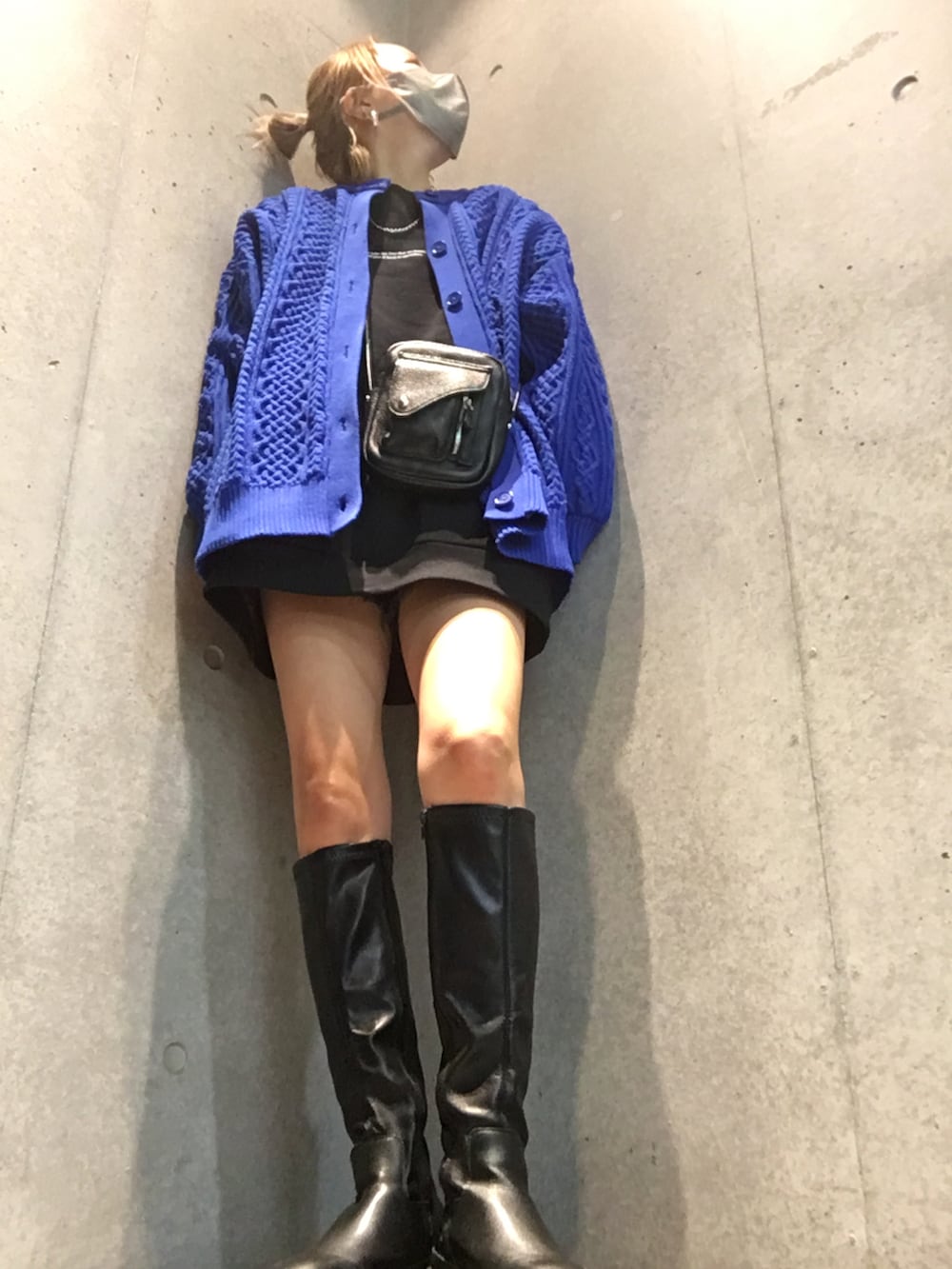 ブラック系のブーツ、ブルー系のニット/セーター、ブラック系のショルダーバッグを着用したレディースの冬コーディネートの2枚目の写真