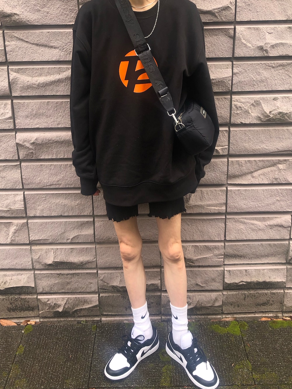 ホワイト系のスニーカー、ブラック系のショルダーバッグ、ブラック系のその他パンツを着用したレディースの秋コーディネートの2枚目の写真